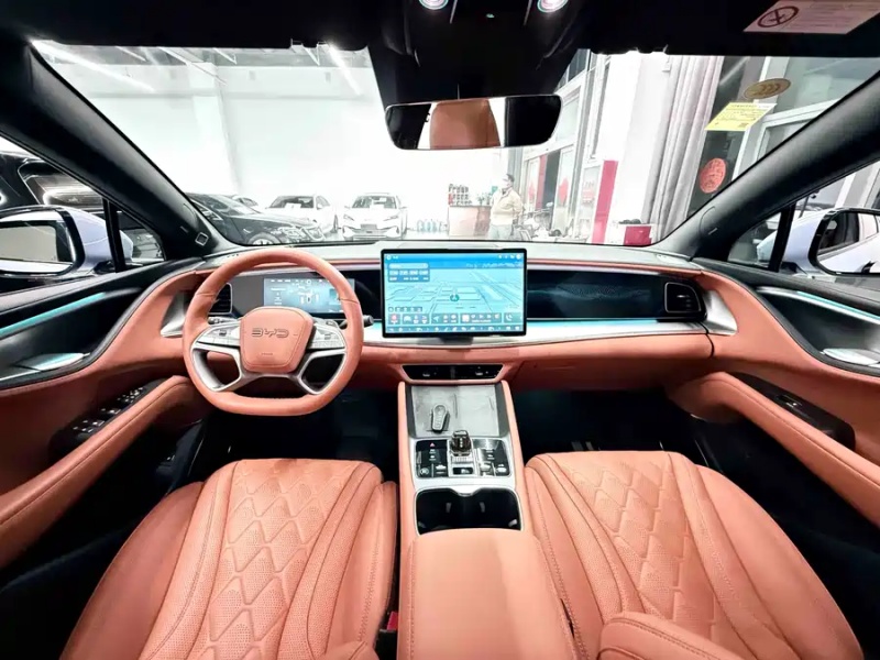 BYD Sealion 7 — современный интерьер с вращающимся экраном мультимедиа